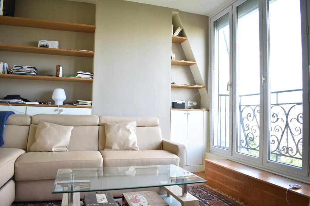 Quartier de la Folie-Mericourt Apartment | Fully Renovated Bright Studio With High View