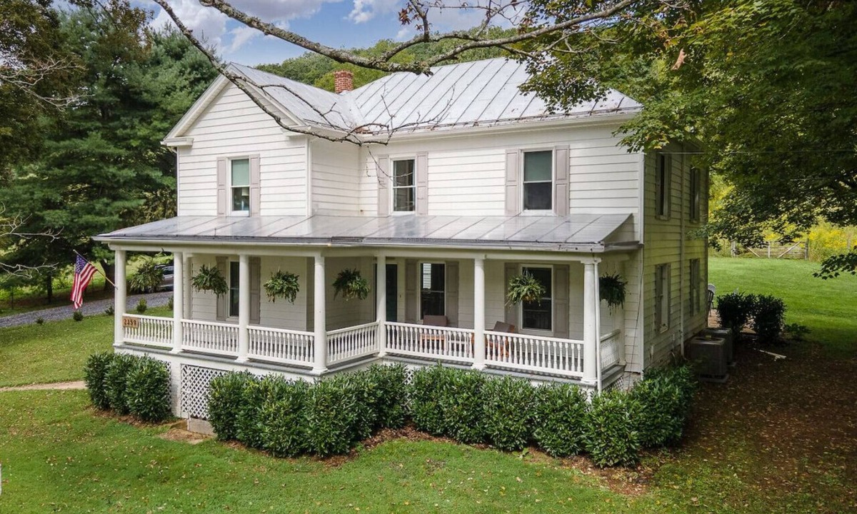 Lexington House | Fully Renovated Modern Farmhouse near Lexington