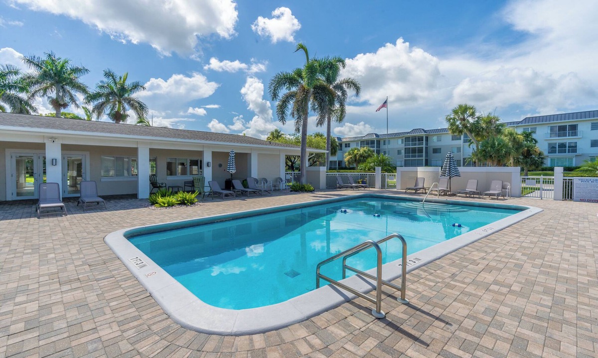 West Naples Condo | Fully renovated upscale 2-bedroom condo in the heart of Old Naples.