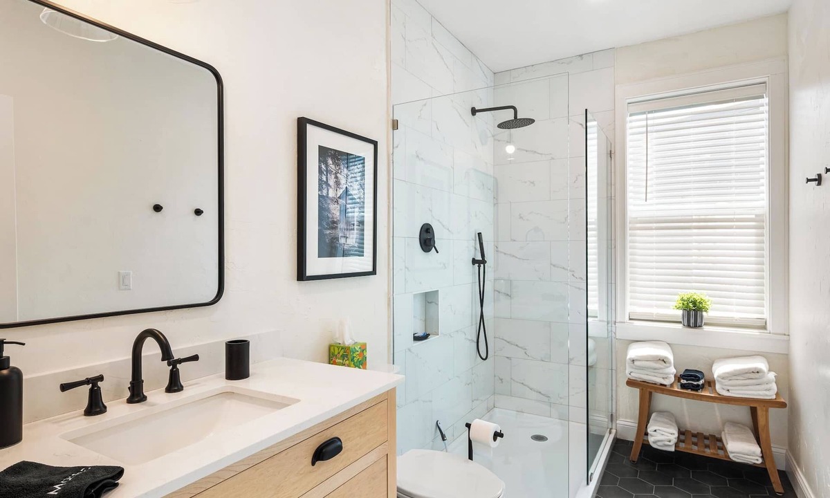 Green Lake Apartment | Fully Updated 2 Bedroom Apartment - In Downtown and Steps from Green Lake