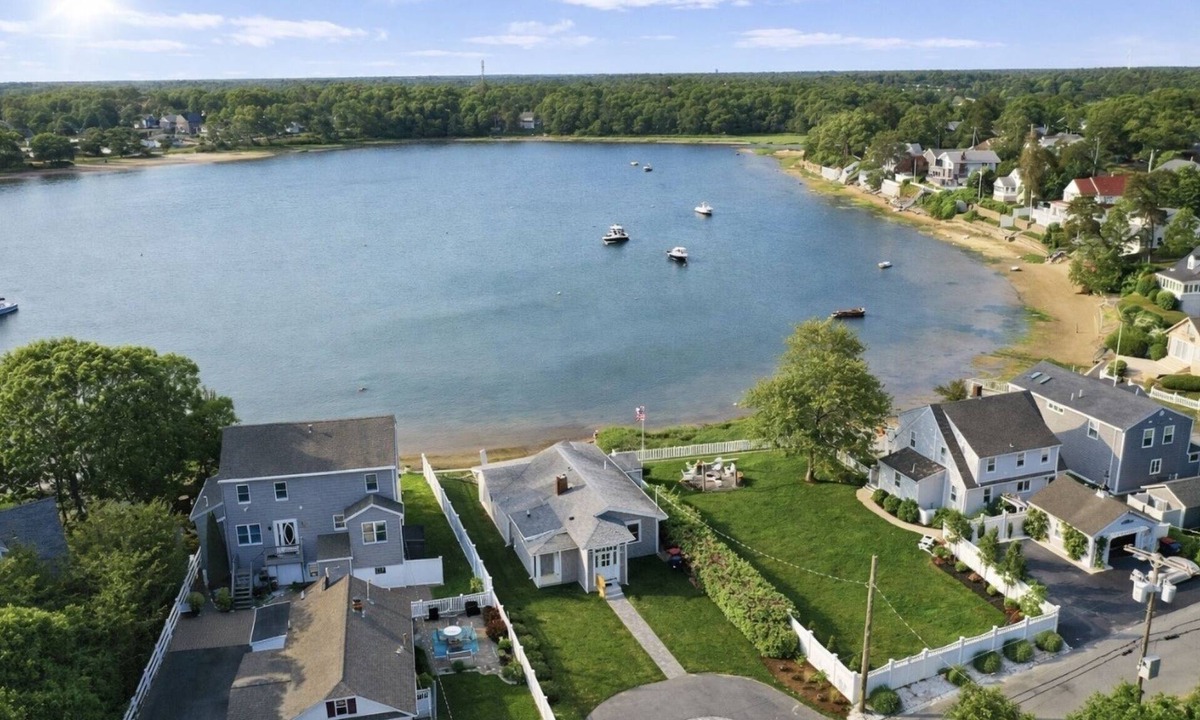 Buzzards Bay House | Fun and Sun on the Bay! Waterfront- Slps 6!