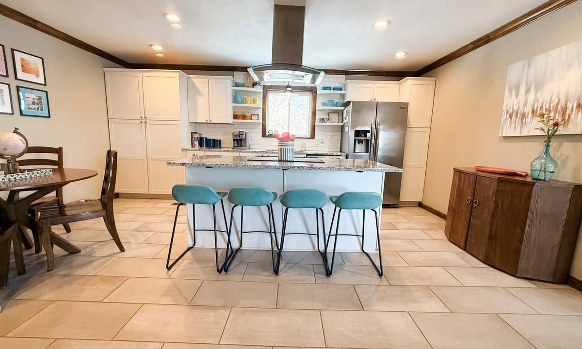 Beaver Shores House | Fun Beaver Lake Getaway+Views+Hot Tub
