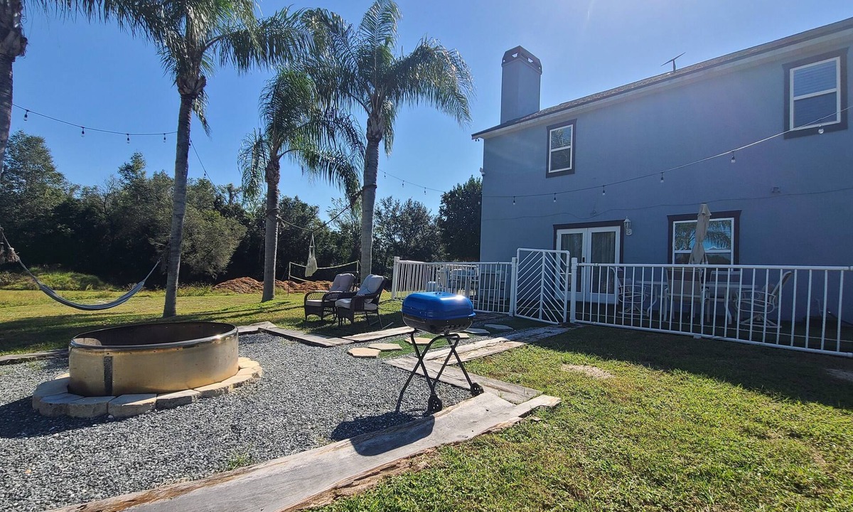 Eustis House | Fun Country Repose: firepit bbq wifi games