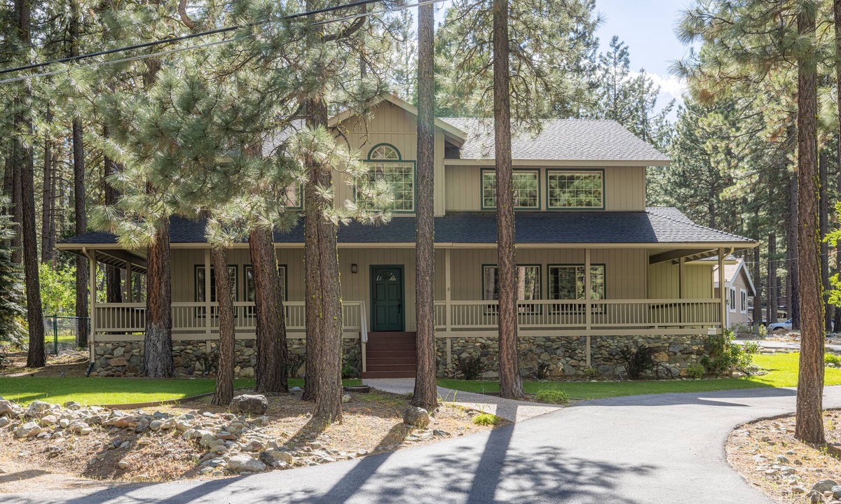 Graeagle Cabin | Fun Family Cabin in the Heart of the Lost Sierra w/ BBQ, Games and Tons of Space