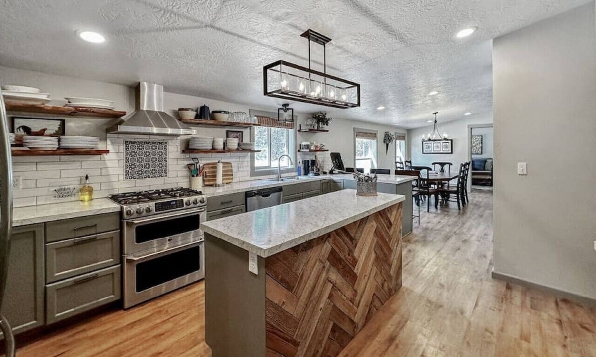 Cascade Cabin | Fun Modern Cabin Near Clear Creek Station