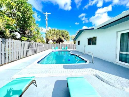 North Andrews Gardens House | Fun Pool Home with ping pong near Beaches and Airport