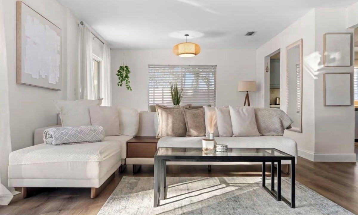 Bay Crest Park House | Fun Poolside Place for Families and Friends