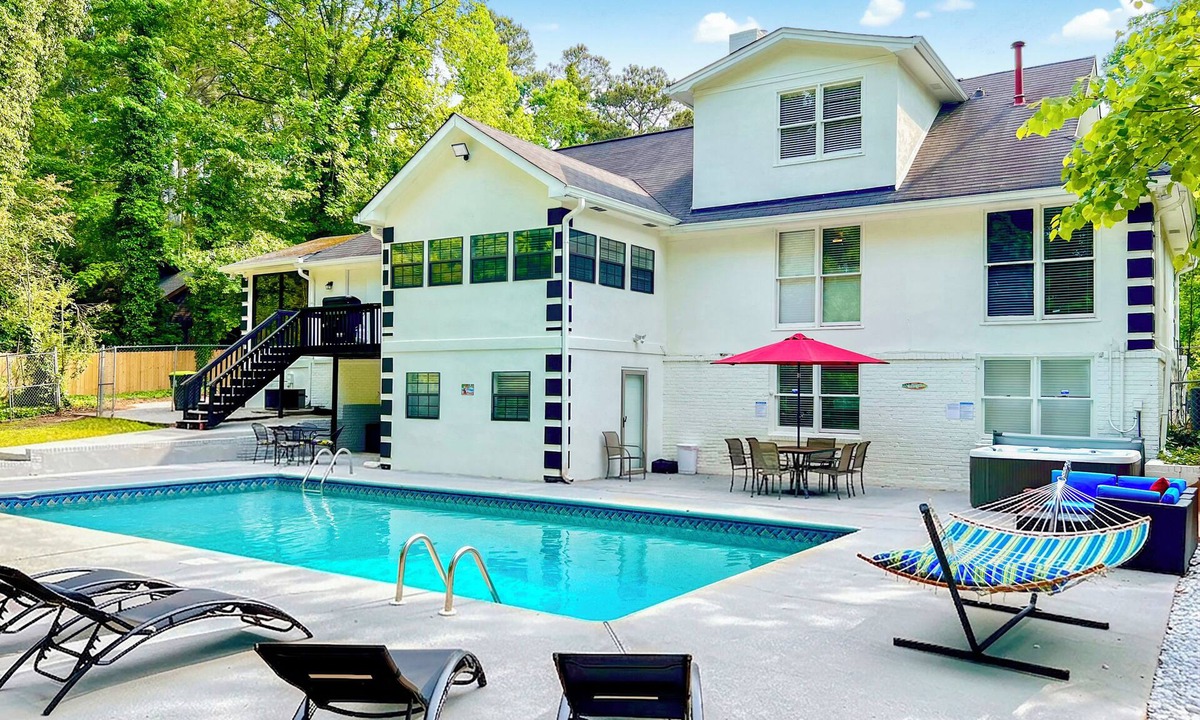 Fairburn House | Fun Spacious Group Retreat Pool HotTub Sauna BBQ GameRoom