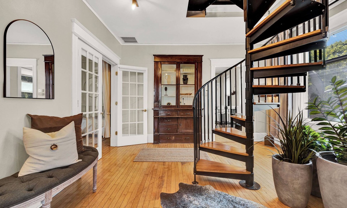 Lower East Side House | Fun, style & comfort Eastside downtown 4 bedroom townhome near attractions