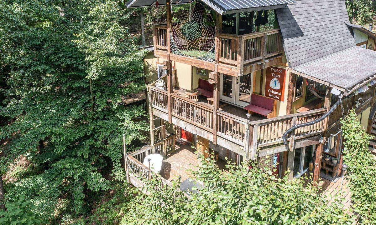 Woodstock House | Fun & Unique Rustic Hut in Red Top Mountain State Park |Outdoor Tub/Shower |Garden, Fire Pit & Creek