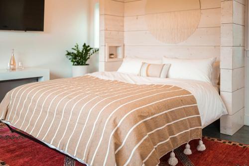 Stinson Beach Hotel | Funboard Room includes King Bed and Mini Kitchenette