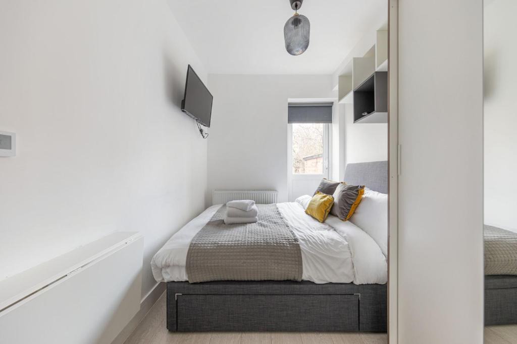St. George's Apartment | Functional Double With An Ensuite Toilet And Shower Near Tube And Bus Stations
