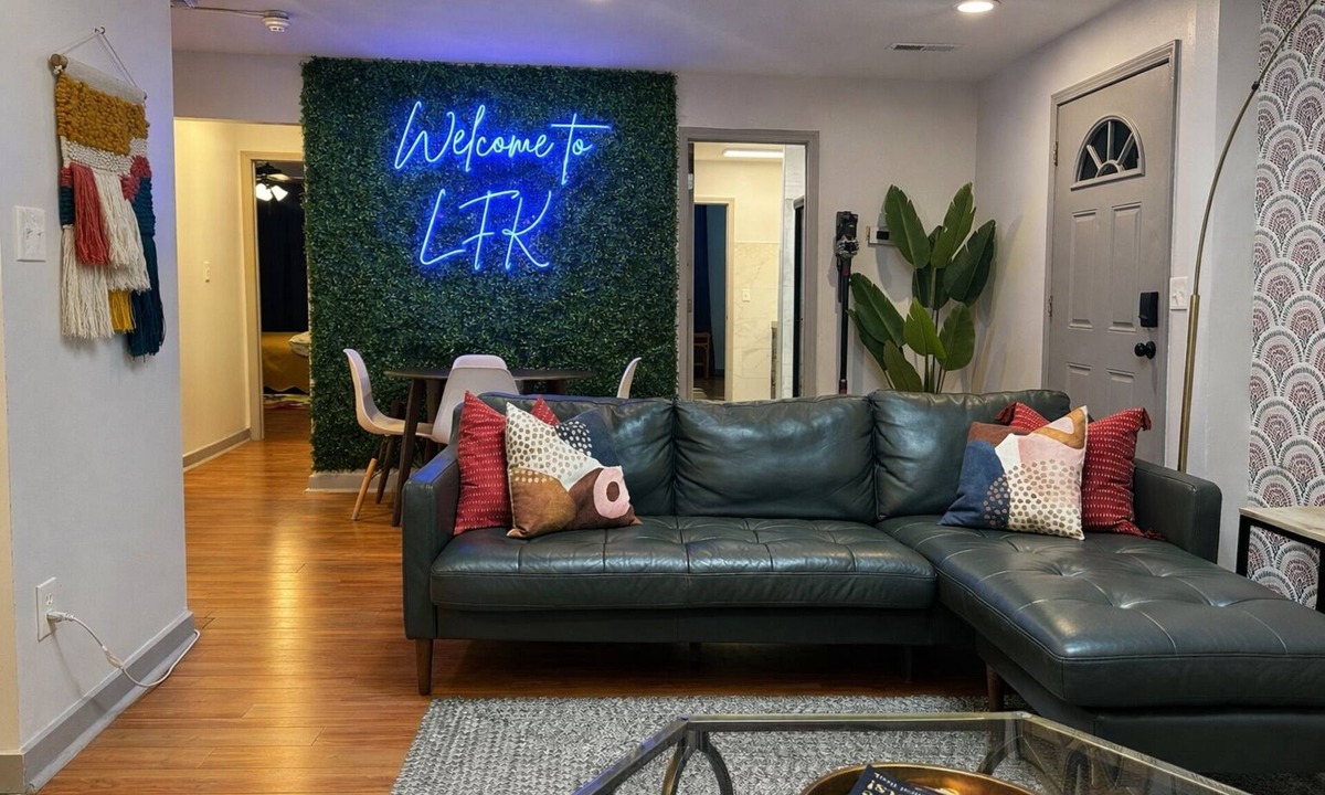 Oread Apartment | Funkytown Loft: 4BR, 2BA on Mass St, Steps to Dining & Entertainment