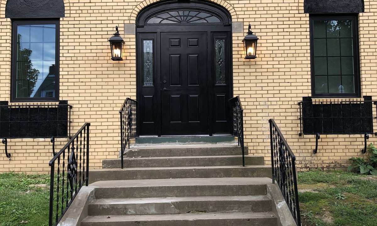 Parkersburg Apartment | Furnished fully renovated Art Deco Apt great for traveling nurses and doctors