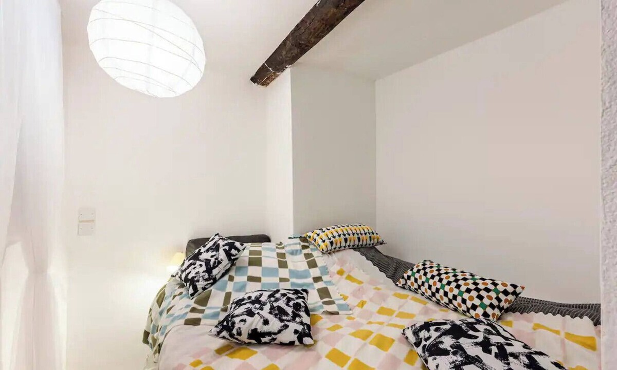 Old Town Apartment | Furnished studio in the heart of the Old Town. 2 minutes from the beaches!