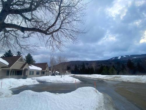 Carroll Apartment | FV50 Pet friendly single level home in Bretton Woods walk to golf course and Mt Washington Hotel