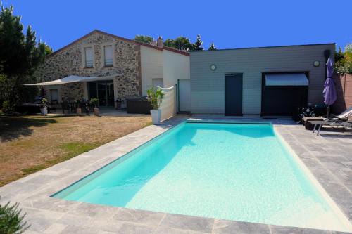 Saint-Andre-de-la-Marche House | Gîte à SAINT ANDRE DE LA MARCHE proche du Puy du foù