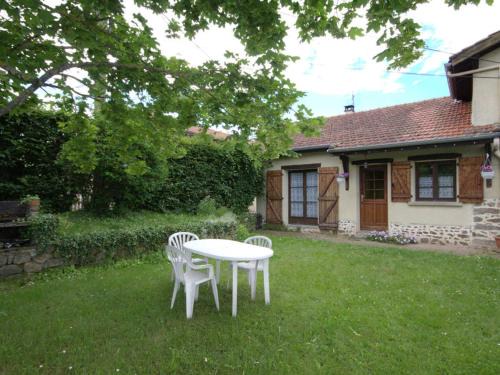 Saint-Medard-en-Forez House | Gîte 65 m² avec cheminée, terrasse et jeux pour enfants - FR-1-496-283
