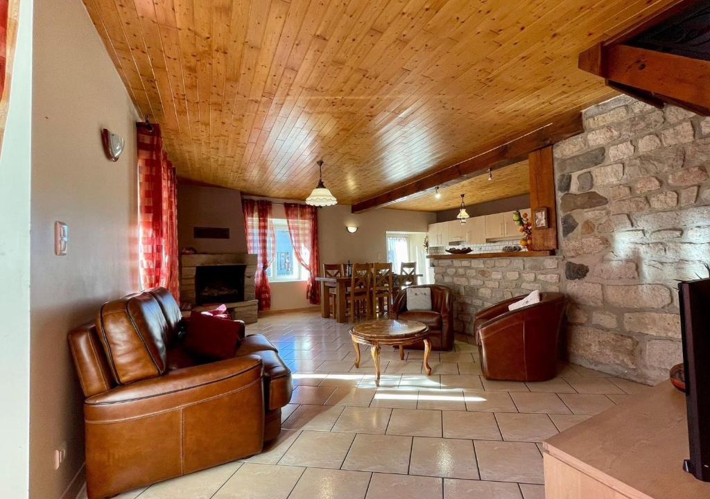 Saint-Germain-Laprade House | Gîte chaleureux avec cheminée près du Puy-en-Velay, idéal pour familles et séjours professionnels - FR-1-582-349