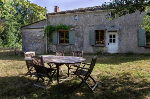 Saint-Sulpice-de-Ruffec House | Gîte De Chez Chenon