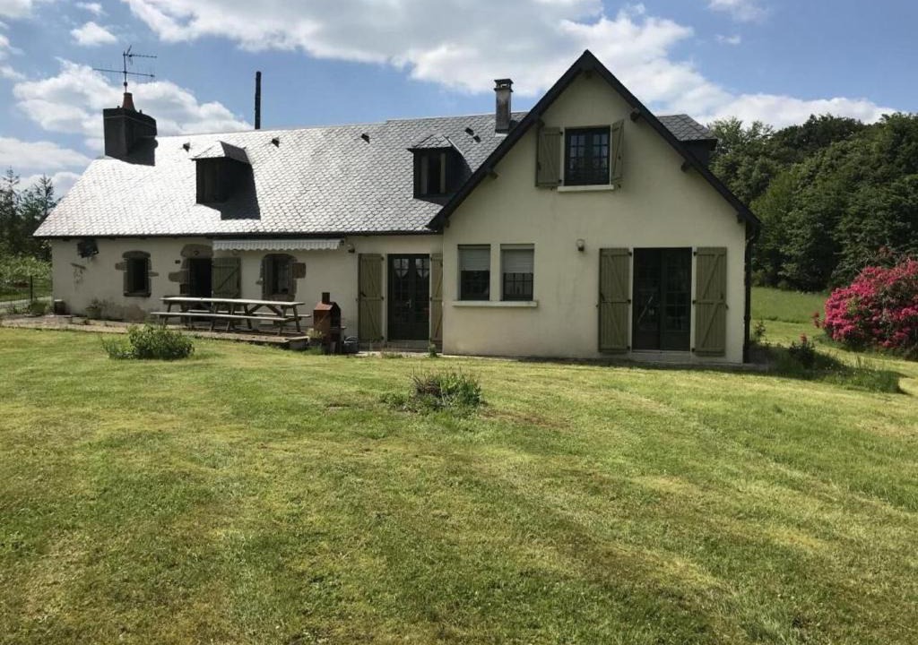 Saint-Merd-de-Lapleau Apartment | Gîte de France Le rouzeyrol 3 épis - Gîte de France 12 personnes MAE-9674