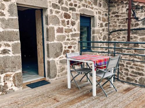 Saint-Julien-Molin-Molette House | Gîte en pierre du 18ème siècle avec vue sur vallée, jacuzzi et terrasses - FR-1-496-335