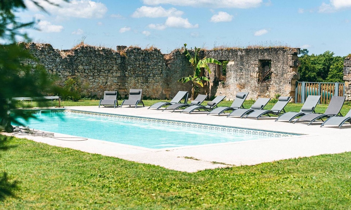 Robins Bay House | Gîte L'Ombrière with Shared Pool, Communal Terrace and Wi-Fi