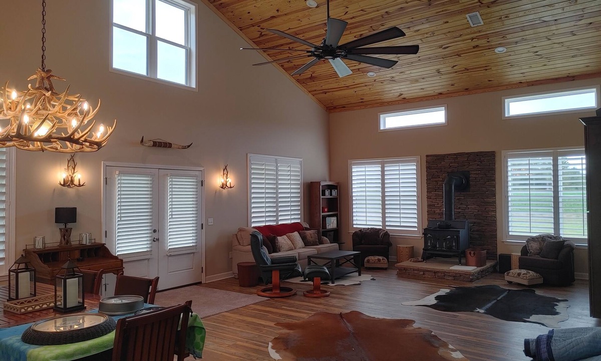 Dover Cabin | Ga SOUTHERN UNIVERSITY STATESBORO, BROOKLET, 3-BR LODGE PETS OK, FARM POND