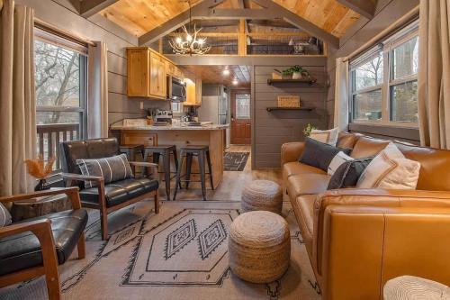 Lookout Valley Neighborhood Association House | Gabriele Cabin Rustic Retreat Near Downtown
