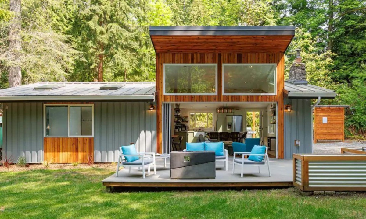 Geneva House | Galbraith Mtn Basecamp with Hot Tub & Playground