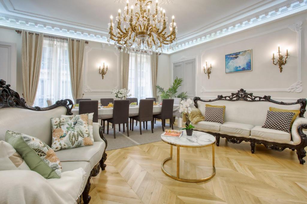 Chaussee-d'Antin Apartment | Galeries LaFayette - 7 bedrooms - lift - aircon