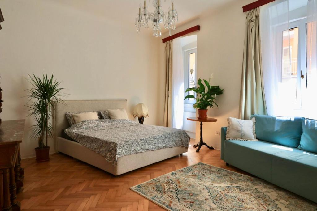 Roiano-Gretta-Barcola-Cologna-Scorcola Apartment | Galileo Galilei Design Apartment by the Park