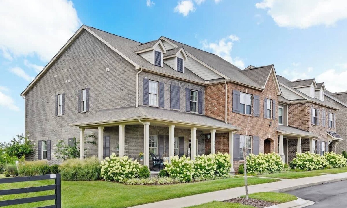 Gallatin Condo | Gallatin Gem | Sleeps 7 + Pool & Music Nearby