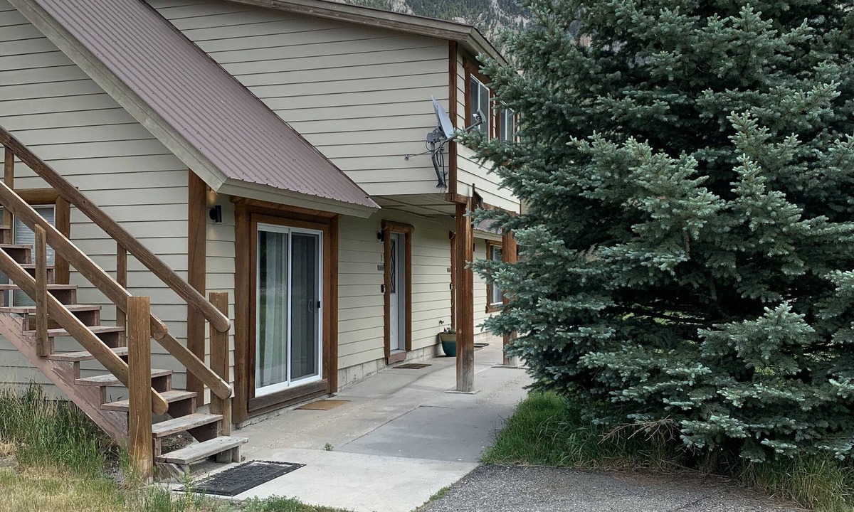 Porcupine Park Apartment | Gallatin River Access- 15 minutes from skiing Big Sky