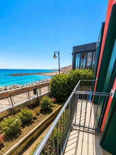Old Town Apartment | Galleria Massimo Trilocale Frontemare - Agenzia Cocal