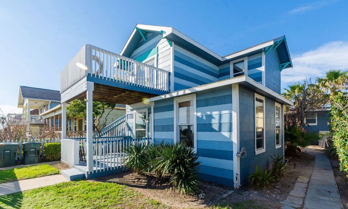 San Jacinto House | Galveston Multi-Unit Vacation Home Near Beach, Pleasure Pier & Restaurants!