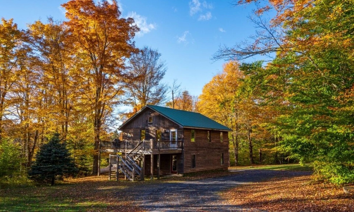 Davis House | Garagemahal! Trails and waterfalls right out the door, forested and quiet.