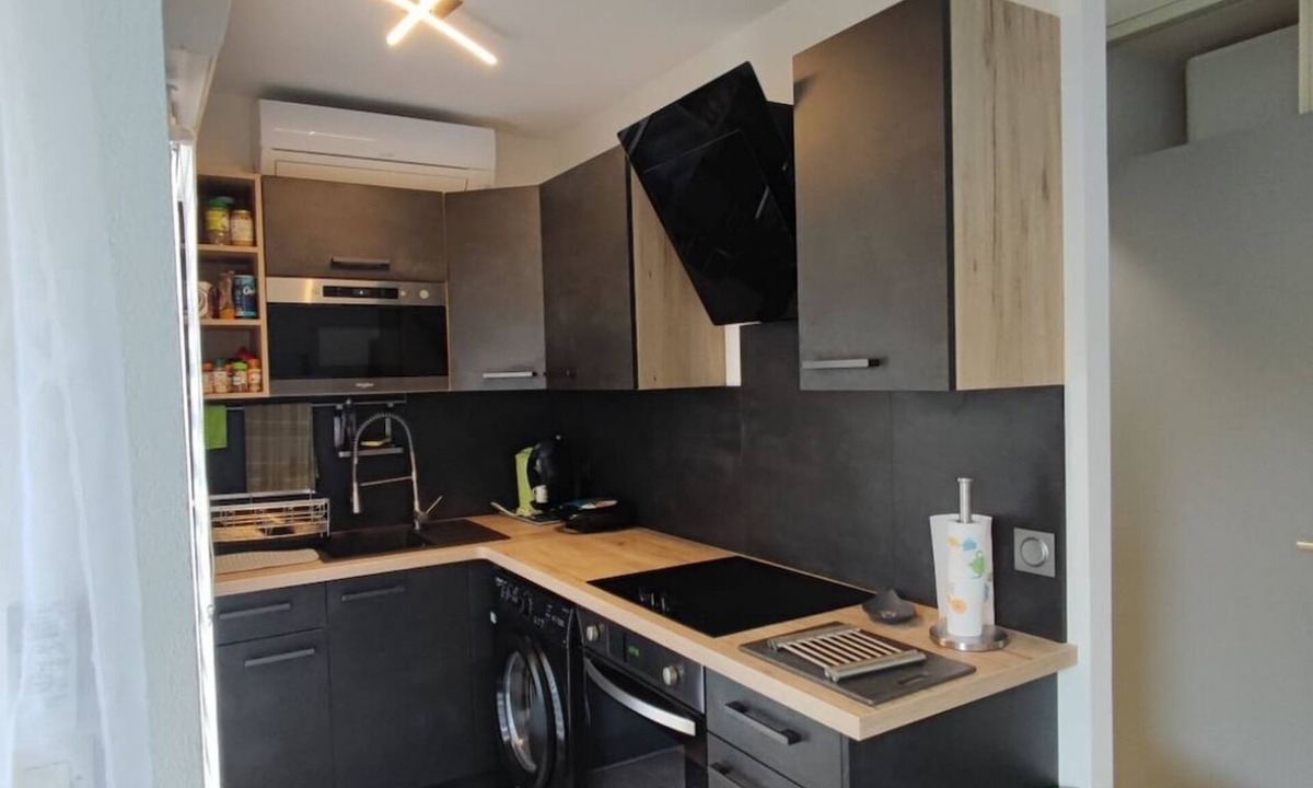 Istres Apartment | Garden-floor studio with air-conditioning.