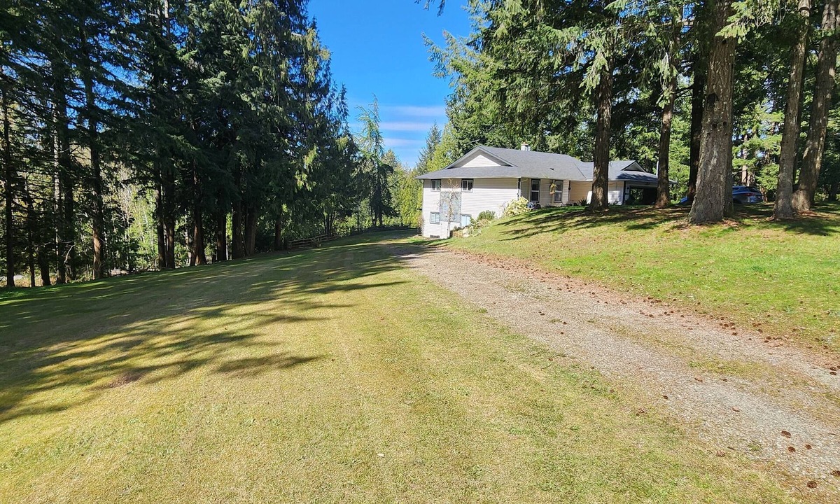 Shawnigan Lake House | Garden level basement suite close to Shawnigan Lake B.C.