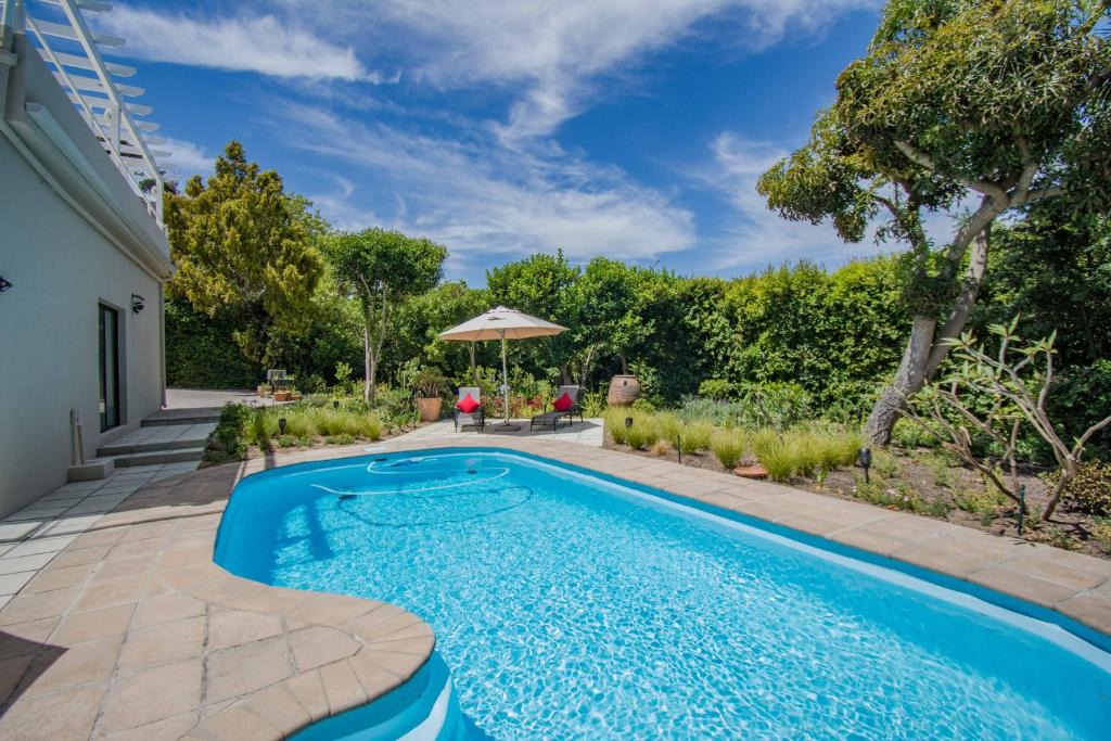 Somerset West Apartment | Garden- Pool flat with Solar Electricity