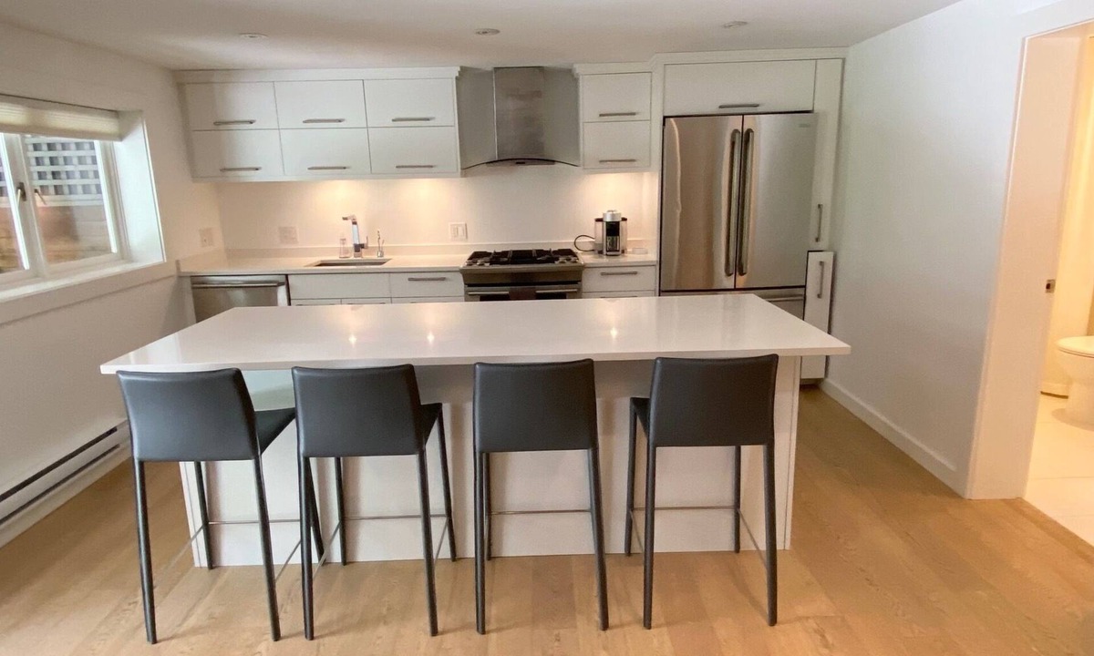 Hollyburn Apartment | Garden studio suite in private garden close to shops, restaurants