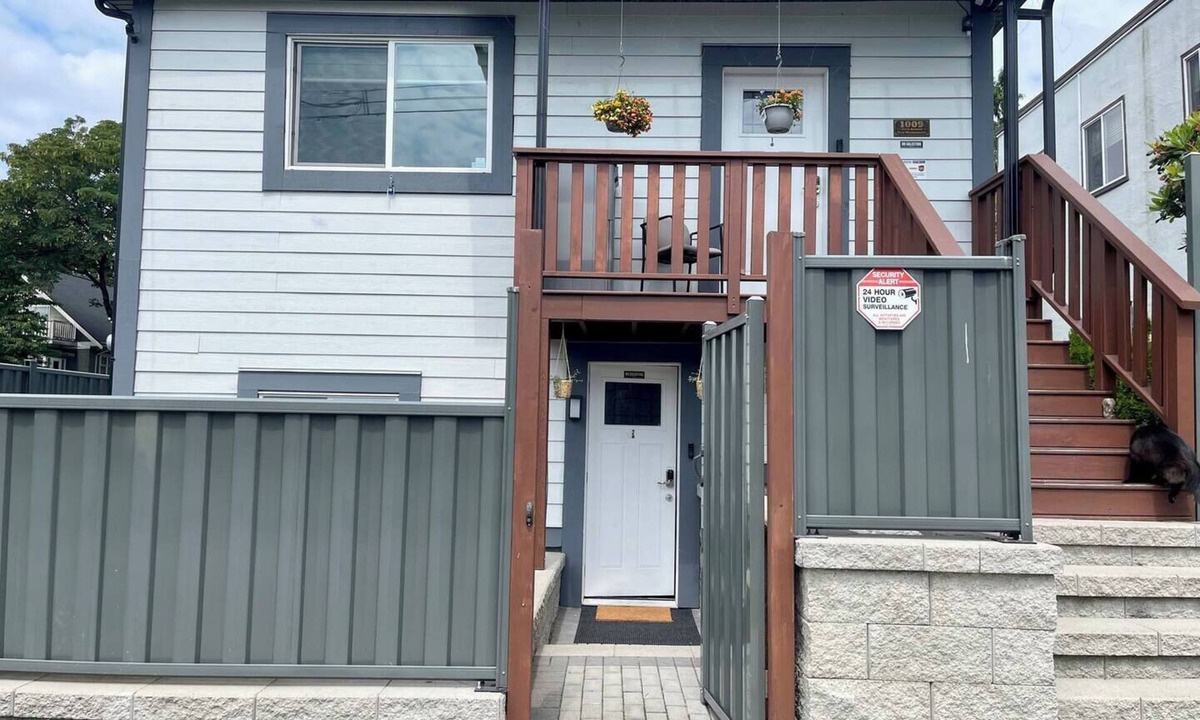 New Westminster House | Garden Suite can be Interconnected with additional space. Discounted long stays!