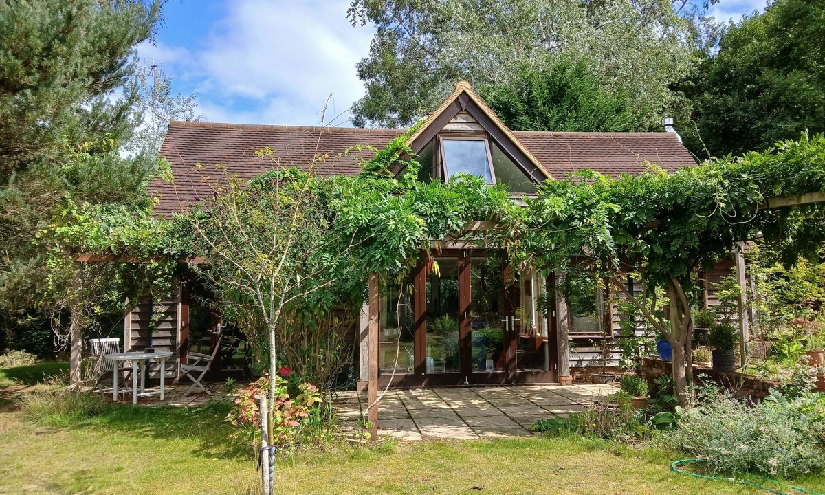 Churt Cottage | GARDENERS HILL ANNEX, pet friendly, with a garden in Churt