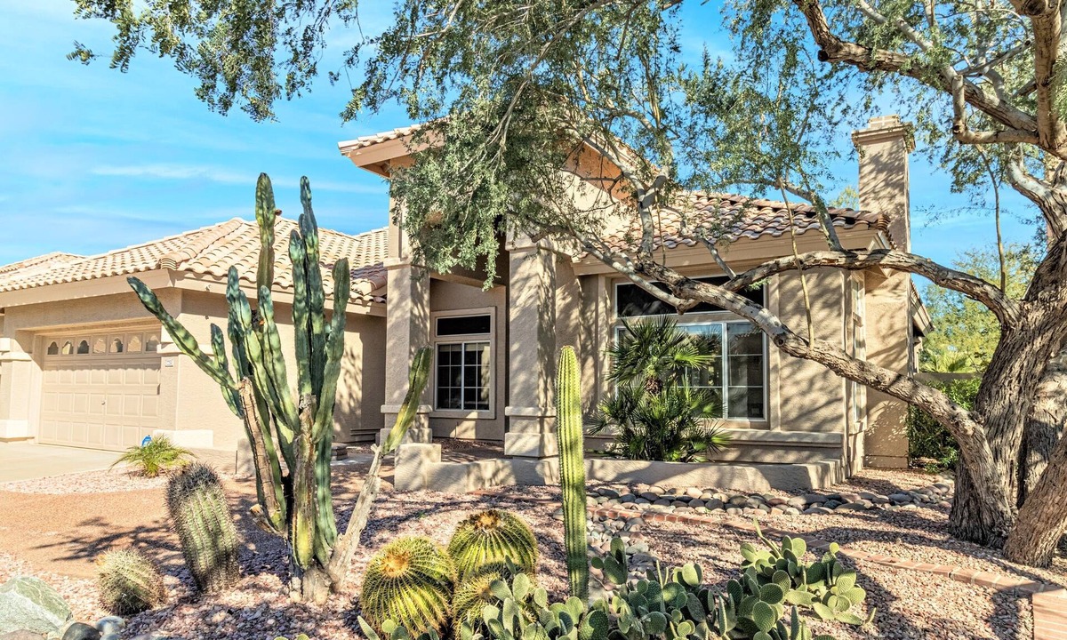 Foothills House | Gardenesque oasis getaway w/cooling water misters