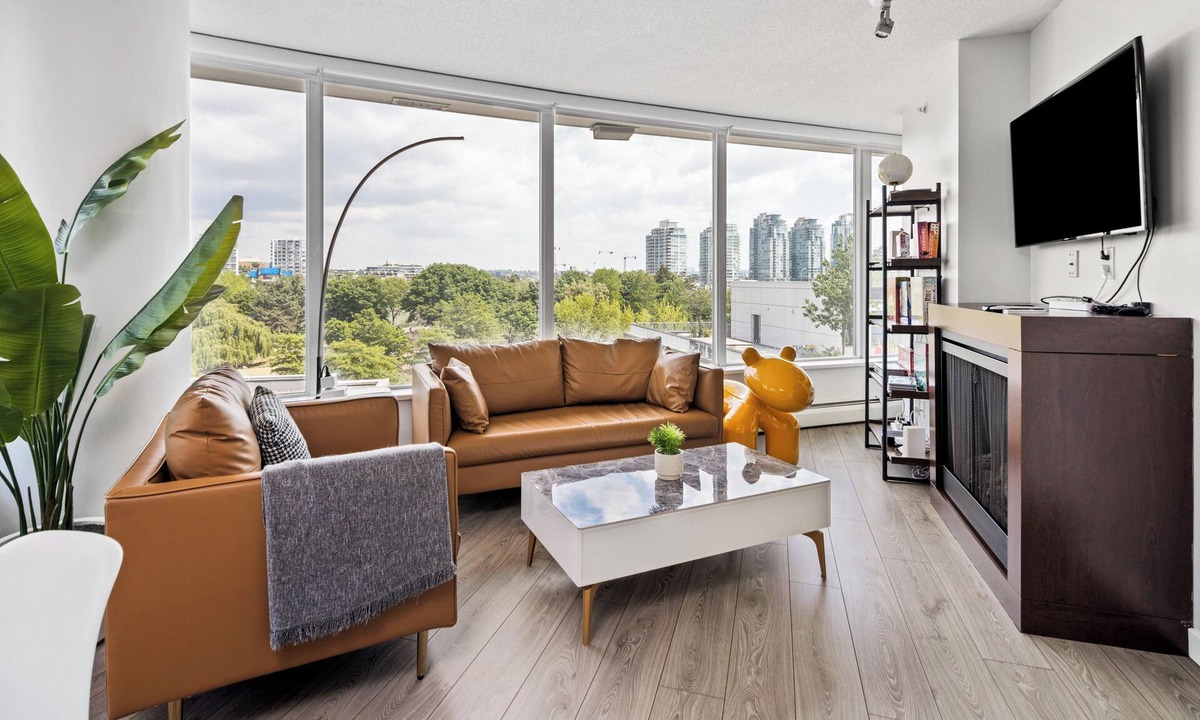 Strathcona Apartment | GardenView Modern Condo +Parking +Gym +Pool