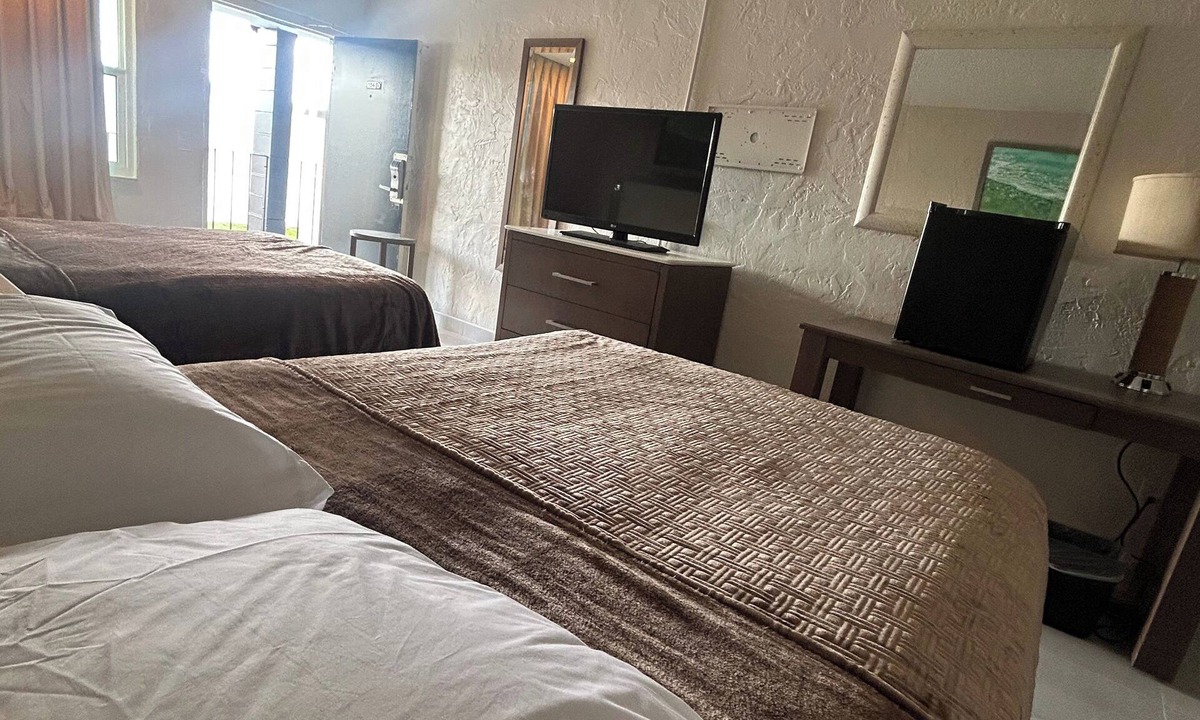 Bearss Plaza Hotel | Gardenview