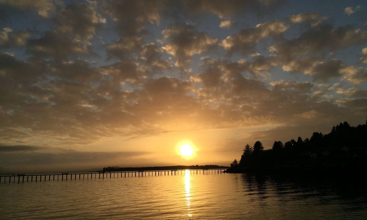 Garibaldi House | Garibaldi's Best! Sleeps 10 on the shore of Tillamook Bay!