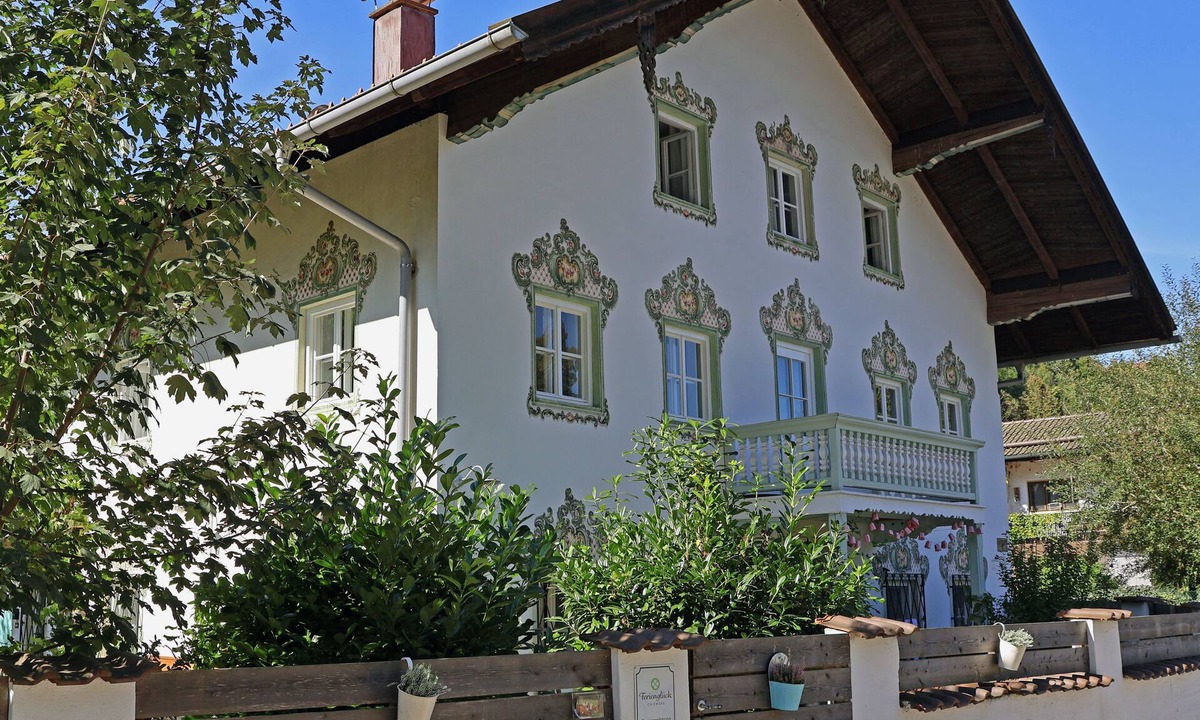 Traunstein Apartment | Gartenglück - Relaxed holidays in a historic building