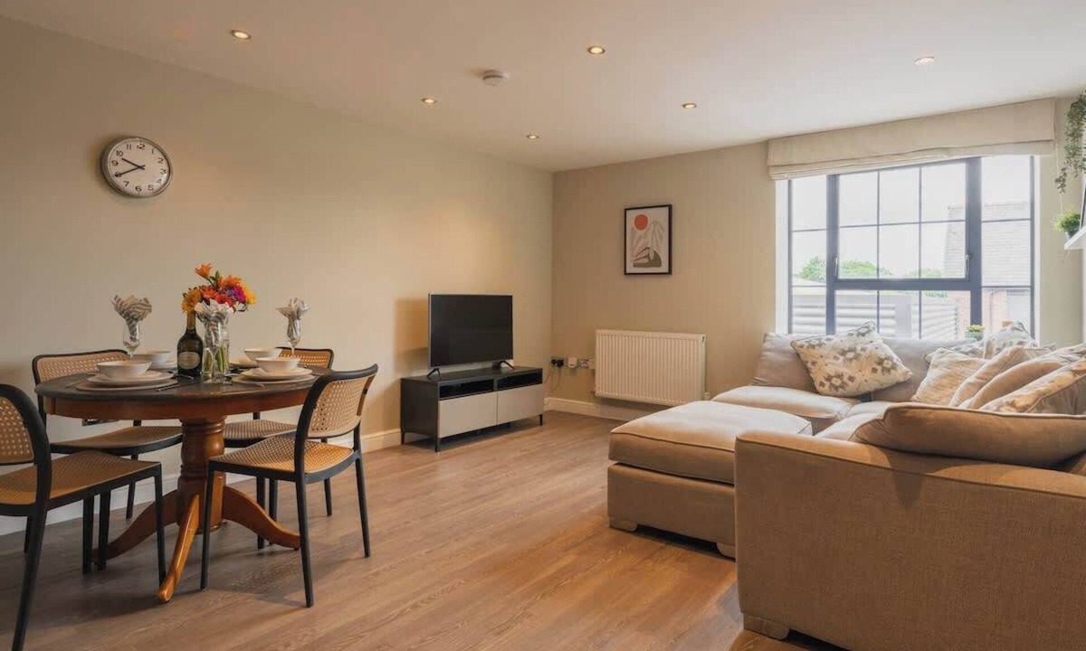 Chester Apartment | Gated Parking! Quiet block, lift, Sleeps up to 4