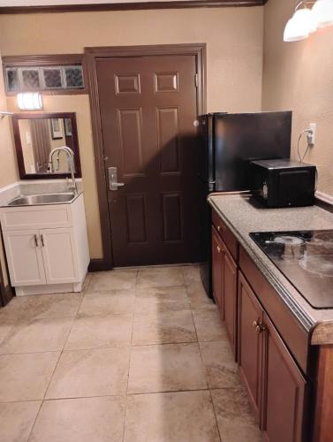 Baton Rouge Apartment | Gated 2 Double Beds Studio with Full Kitchen 104